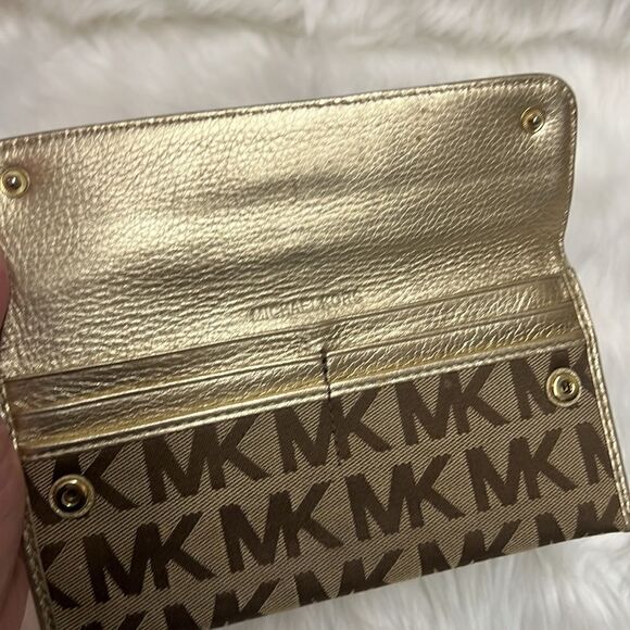 Michael Kors Wallet C9 - Picture 8 of 10